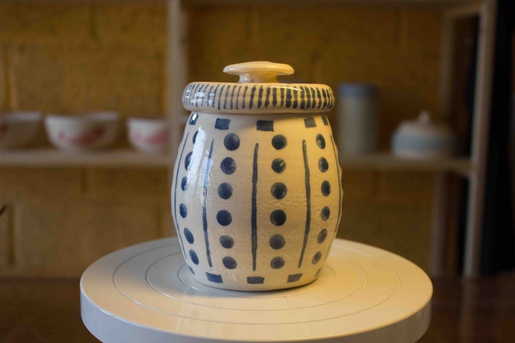 20210310-AV-Pot céramique émaillé avec couvercle décor pois, carrés et lignes bleus-10-0-0-10.5-630-CER-0.00
