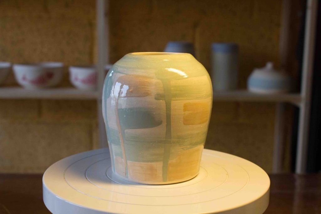 20210327-AV-Petit vase céramique émaillé décor vert, marron et nacre-11-0-0-11.5-570-CER-0.00