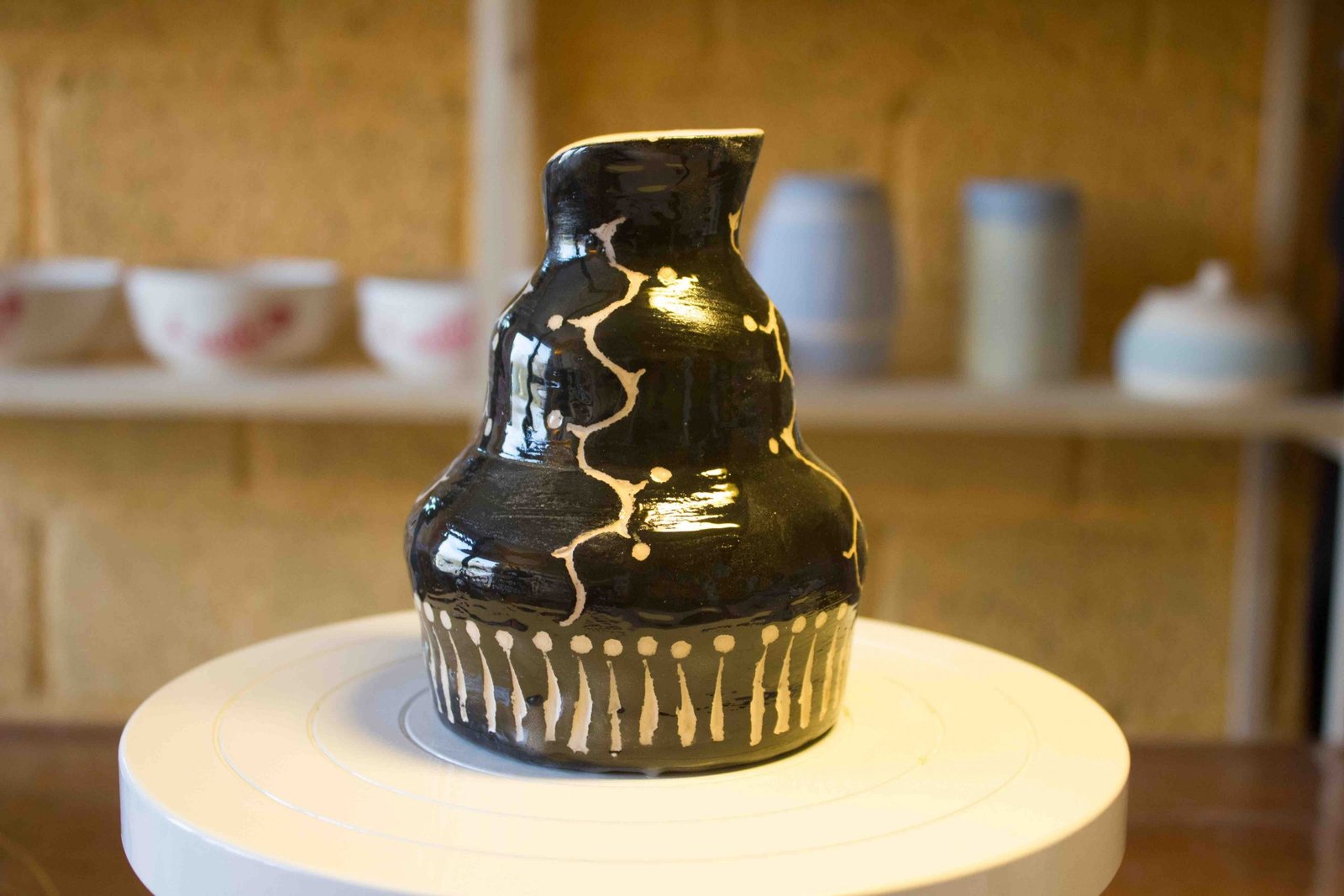 20210334-AV-Petit vase céramique émaillé décor noir et blanc-10-0-0-13-440-CER-0.00